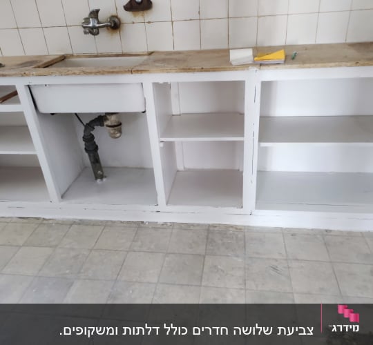 צביעת פנים ומסגרת ארונות מטבח תחתונים בצבע לבן